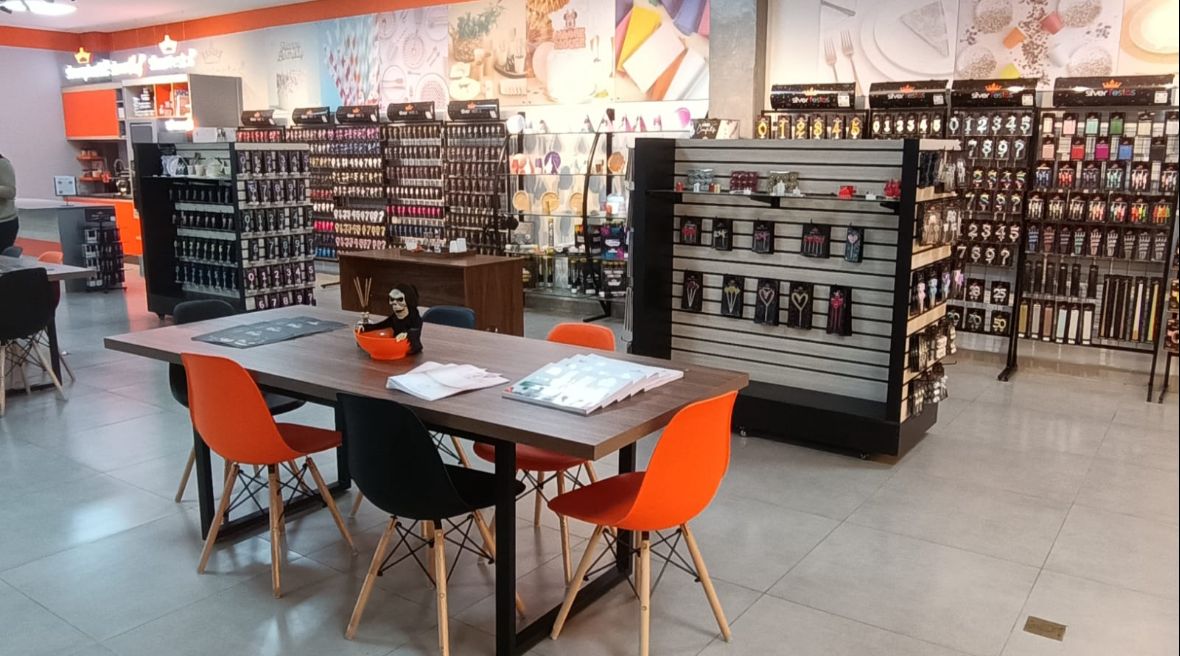 Showroom corporativo com acabamento premium